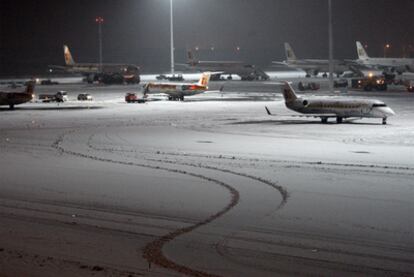 Varios aviones de Iberia, en una pista del aeropuerto de Barajas, cubierta por la nieve del temporal que afectó a la capital y a la región en enero de 2010.
