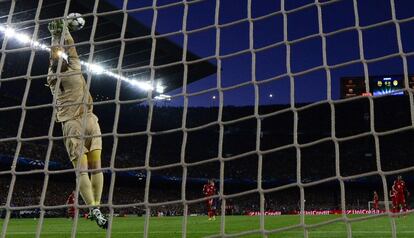 Manuel Neuer detiene el balón.