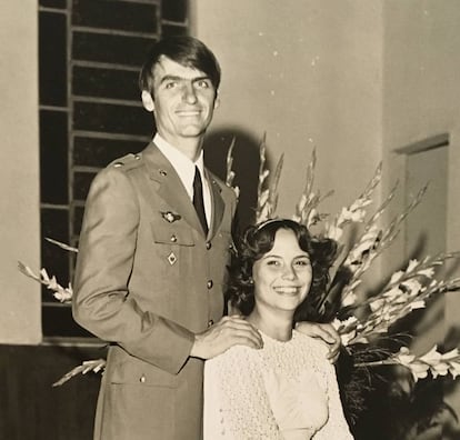 Jair Bolsonaro, con su primera esposa, Rogéria Braga, el día de su boda.