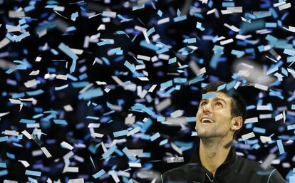 Djokovic, durante la ceremonia de celebración por su triunfo en la Copa de Maestros.