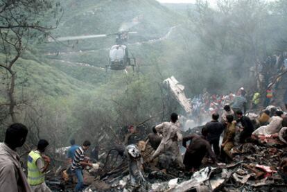 Los servicios de rescate buscan los cadáveres de los pasajeros del Airbus A-321 en las colinas de Margala, en Islamabad.