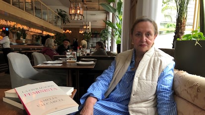 Amelia Valcárcel junto a su último libro, 'La civilización feminista', en junio de 2023