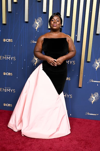 Uzo Aduba, con vestido bicolor de la firma Safiyaa.