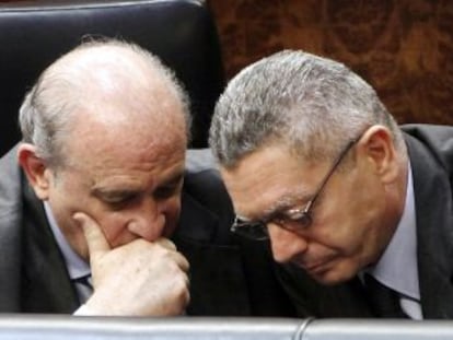 Los ministros de Interior, Jorge Fernández, y de Justicia, Alberto Ruiz-Gallardón, en el Congreso.