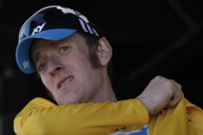 Bradley Wiggins, se viste el maillot amarillo.