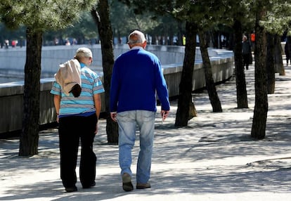 Dos jubilados pasean por la zona de Madrid Río.