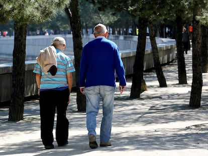 Dos jubilados pasean por la zona de Madrid Río.