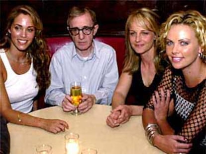 Woody Allen, rodeado por Elizabeth Berkeley, izquierda, Hellen Hunt y Charlize Theron.