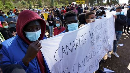 Migrantes y vecinos de Tenerife protestan frente al campamento de Las Raíces