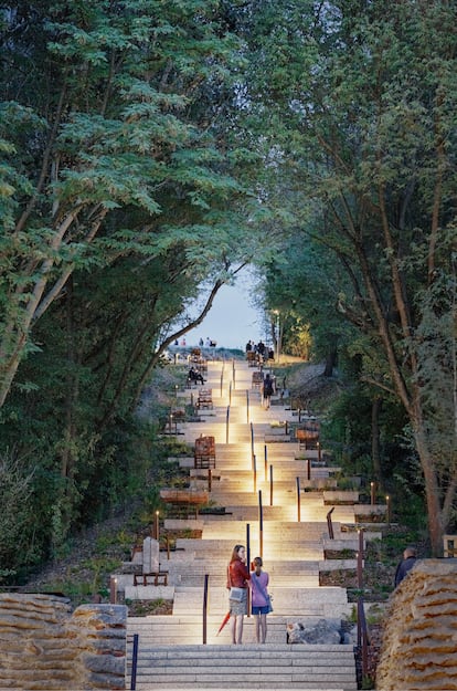 Acceso al Parque en la Colina del Levantamiento de Varsovia, Polonia.