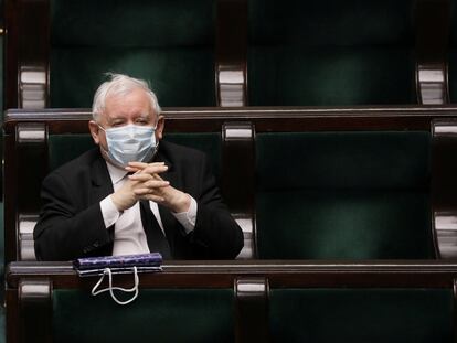 El líder del PiS, Jaroslaw Kaczynski, con mascarilla durante el pleno de este jueves en el Congreso, en Varsovia.