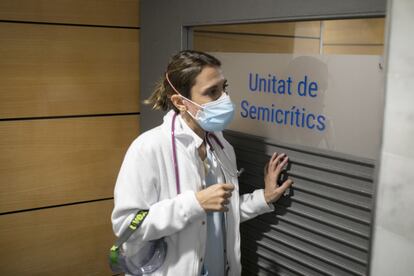 La doctora se dirige a la UCI no covid para atender a una joven paciente crítica que ha sufrido una hemorragia cerebral. Aparatos de medicación, drenajes y sistemas de monitorización y respiración la mantienen viva. El pronóstico no es bueno, pero hay que esperar. Paciencia.