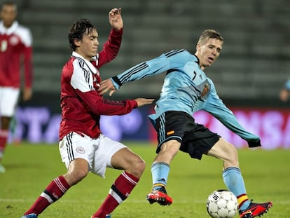 Muniain intenta proteger el balón ante un rival danés.