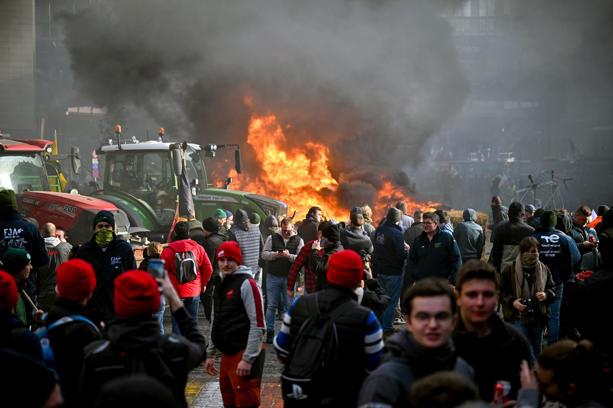 Farmers burn tires in front of the European Parliament to protest against European Union policy this Thursday in Brussels (Belgium).