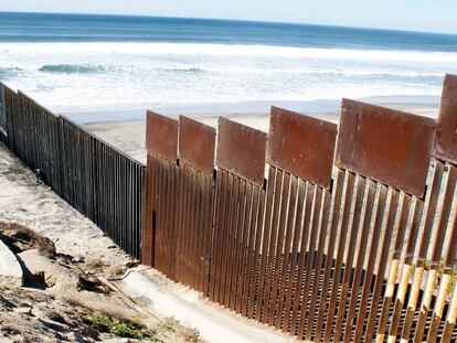 La valla de la ciuadad de Tijuana en la frontera entre M&eacute;xico y Estados unidos. 