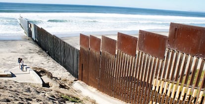 La valla de la ciuadad de Tijuana en la frontera entre M&eacute;xico y Estados unidos. 