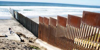 La valla de la ciuadad de Tijuana en la frontera entre M&eacute;xico y Estados unidos. 