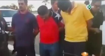 Mireles encapuchado junto a sus escoltas en el momento de la detención.