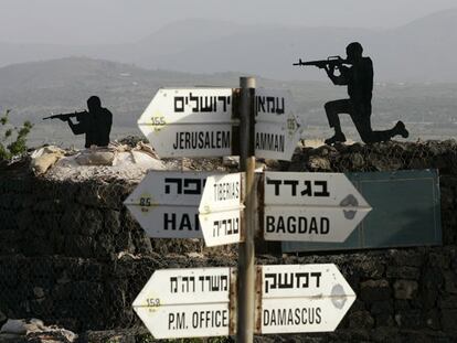 Dos soldados israelíes se entrenan en el monte Bental, en los altos del Golán, detrás de indicadores que muestran el camino hacia Jerusalén y Damasco, entre otros lugares.
