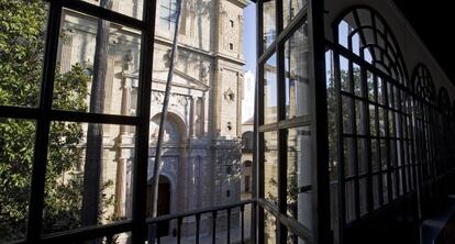 Fachada principal del salón de plenos del Parlamento andaluz.