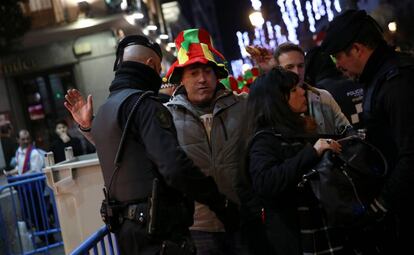 Control policial para acceder anoche a la Puerta del Sol.