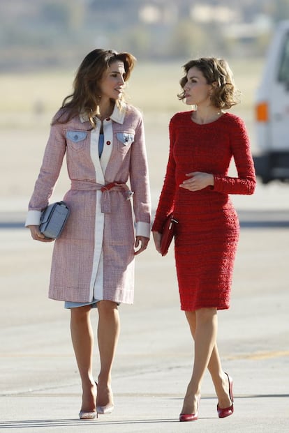 Rania de Jordania y la reina Letizia charlan en la pista de aterrizaje del aeropuerto de Barajas. Las dos han elegido unos zapatos de salón de tacón alto y un 'clutch' para la ocasión.