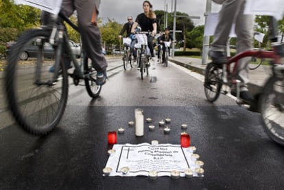 Miembros del Bicicleta Club Catalunya, de riguroso luto, despiden el carril bici de Castelldefels.