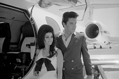 Aquel fue el inicio de una breve unión de seis años en los que las infidelidades y adicciones de Elvis se lo pusieron demasiado difícil a la joven Priscilla. Los amigos del artista, conocidos como la Mafia de Memphis, reconocen en el documental Elvis & Priscilla: Conditional Love (Prime Video) que la actriz y empresaria fue un capricho para él, una joven virginal a la que moldear a su antojo mientras mantenía una vida alejada de los votos matrimoniales acompañado por múltiples mujeres. 
