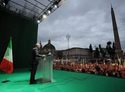 El candidato del Partido Democrático, Walter Veltroni, se dirige a los asistentes en su último mitin antes de las elecciones, anoche en Roma.