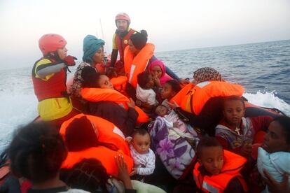 Familias de Eritrea con hijos, a bordo de un bote salvavidas de la ONG Proactiva Open Arms, este lunes.