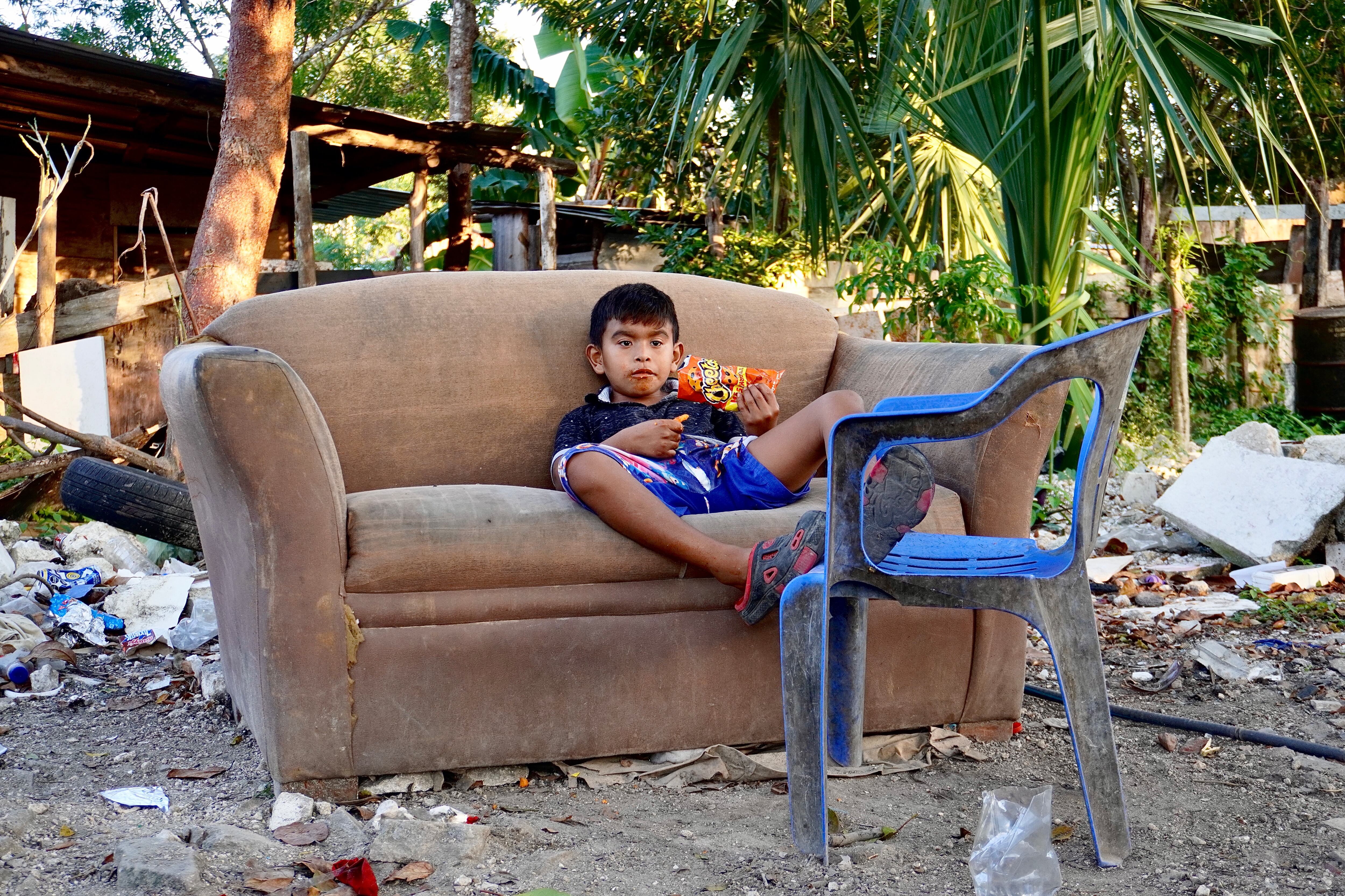 Abraham descansa en un sillón cerca de su hogar.