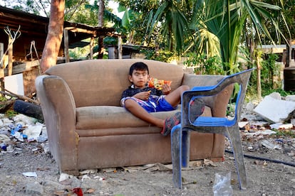 Abraham descansa en un silln cerca de su hogar. 