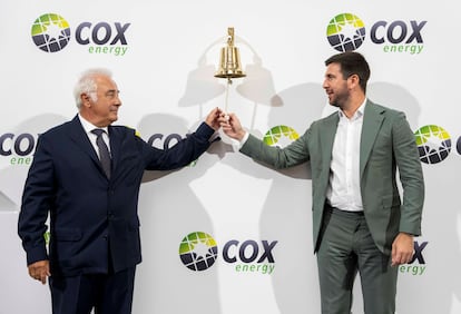Enrique Riquelme (derecha), presidente de Cox Energy, acompañado de Alberto Zardoya, accionista de referencia, en el tradicional toque de campana. Pablo Moreno