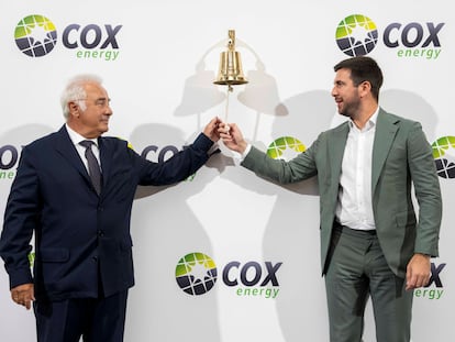 Enrique Riquelme (derecha), presidente de Cox Energy, acompañado de Alberto Zardoya, accionista de referencia, en el tradicional toque de campana. Pablo Moreno