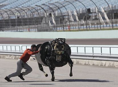 Un robot es reconducido por un técnico del equipo LS3 tras salirse de su trayectoria en una carrera en Homestead (Florida).