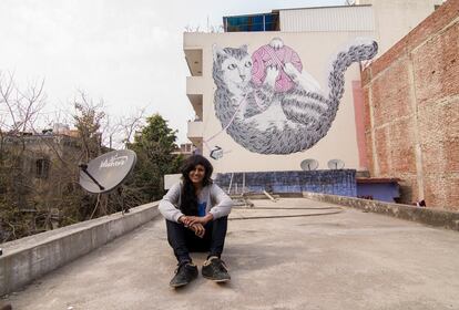 St+Art India Foundation nació en 2014 con el objetivo de llevar el arte a las calles de las ciudades indias. La iniciativa se inauguró en invierno de 2014 con un gran mural de un inofensivo gatito jugando con un ovillo de lana. La artista india Anpu Varkey lo pintó en una de las paredes laterales de un edificio en Shahpur Jat, un barrio en el corazón de la zona sur de la capital. El felino acaparó todas las miradas y se convirtió en el orgullo del distrito.