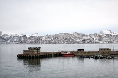 Botes y buques de investigación se representan en el pequeño puerto cerca de Ny-Alesund en Spitsbergen, Noruega 15 de octubre de 2015. Una cadena noruega de islas sólo 1.200 kilometros (750 millas) del Polo Norte está tratando de promover las nuevas tecnologías, el turismo y la investigación científica en un cambio de la minería a gran contaminante del carbón que ha sido un pilar de la economía a distancia durante décadas. Noruega suspendió más la minería del carbón en el archipiélago de Svalbard año pasado debido a los altos costos y está buscando empleos alternativos para unos 2.200 habitantes en las islas donde los osos polares deambulan. Parte de la respuesta puede ser la de impulsar la ciencia: en Ny-Alesund, la liquidación no militar permanente más septentrional del mundo, científicos de 11 países, entre ellos Noruega, Alemania, Francia, Gran Bretaña, India y Corea del Sur cuestiones de estudio, como el cambio climático. La presencia de Noruega, miembro de la OTAN, también da a la alianza un punto de apoyo estratégico en el extremo norte, cada vez más importante después de la vecina Rusia anexó la región de Crimea de Ucrania en 2014. REUTERS / Anna Filipova Foto 16 de 19 - BÚSQUEDA "SVALBARD Filipová" PARA TODOS IMAGESâ € ¨