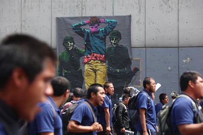 Manifestantes cantan consignas durante la protesta.