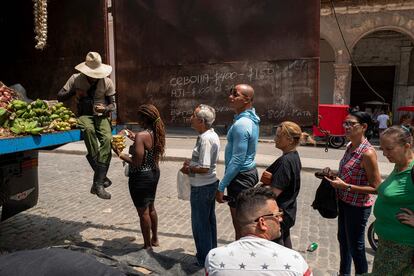 Cubanos hacen fila para comprar alimentos, en La Habana, el 31 de marzo de 2023.