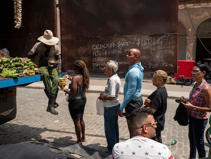 Cubanos hacen fila para comprar alimentos, en La Habana, el 31 de marzo de 2023.