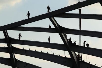 Varios hombres trabajan en las obras del estadio Arena Amazônia en Manaos, la capital del Estado brasileño de Amazonas.