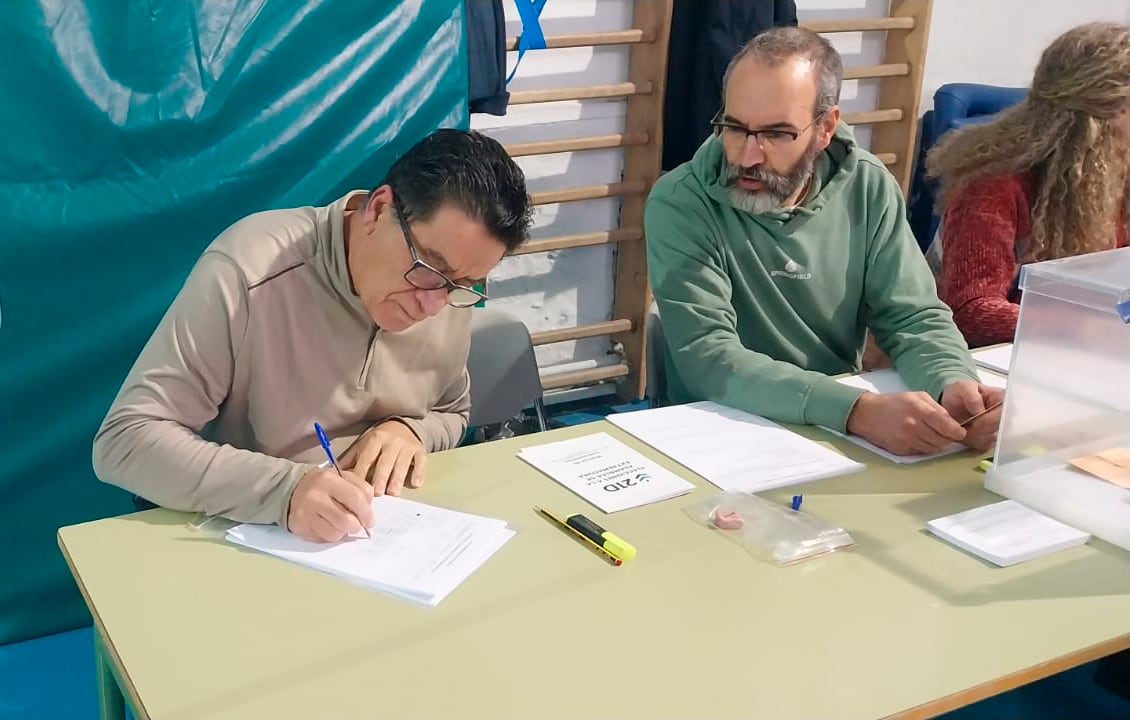 Vocal en una mesa como regalo de cumpleaños: “Aquí está el tío, al pie del cañón”
