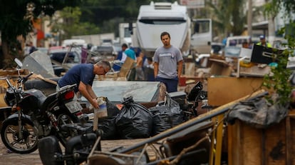 Un hombre trata de salvar sus pertenencias dañadas, este lunes en la mayor ciudad brasileña.