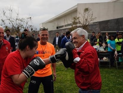 Sebastián Piñera durante un 'sparring' con una pugil, en Santiago (Chile), el 7 de septiembre de 2019, en una imagen compartida en sus redes sociales.