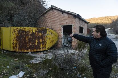 Julián Bardasco señala una caseta en la que aún se conserva una pesadísima maquinaria industrial que servía para extraer el carbón de los yacimientos cercanos. “En aquellos años había relevo generacional”, expone el exminero, que recuerda plantillas de hasta 400 personas con buenos salarios que se percibían en el ritmo económico de los pueblos ubicados alrededor.