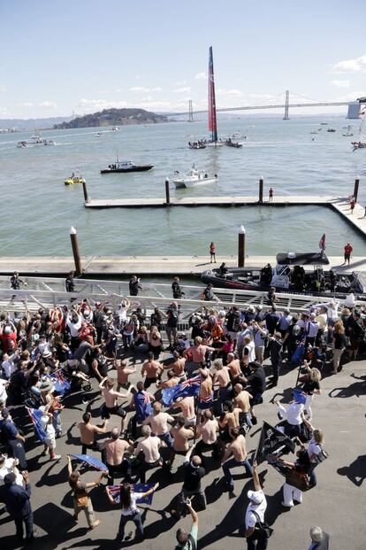 Los miembros del New Zealand bailan la haka antes de la última regata.