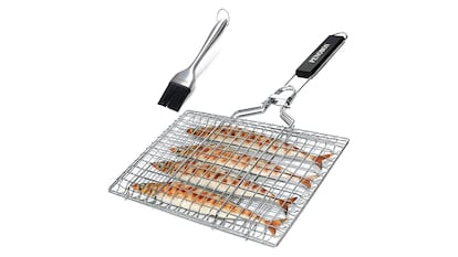 Barbecuegrill op een witte achtergrond.