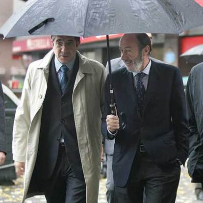 Alfredo Pérez Rubalcaba, a la derecha, con el líder del PSE, Patxi López, ayer en Bilbao.