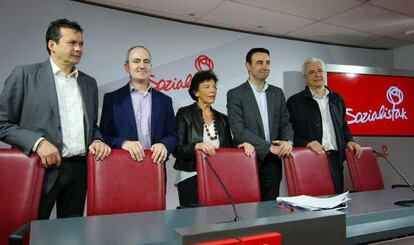 Isabel Celaá, en el centro, junto a alcaldes socialistas que apoyan la iniciativa alimentaria.