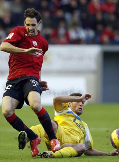 El centrocampista del Osasuna Juan Francisco Torres intenta controlar el esférico ante el defensa argentino del Getafe, Lucas Matías